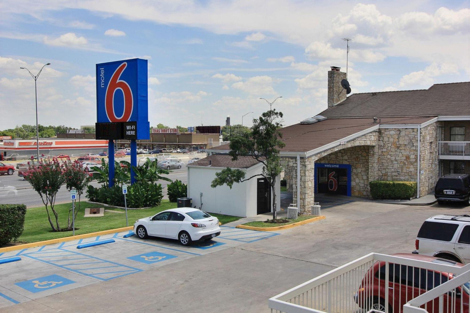 Motel 6 Austin, Tx - Central Downtown Ut Dış mekan fotoğraf