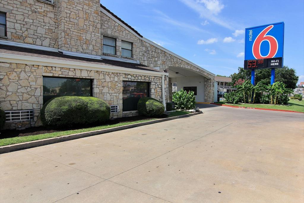 Motel 6 Austin, Tx - Central Downtown Ut Dış mekan fotoğraf